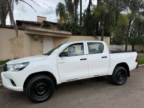 TOYOTA HILUX 2.8 STD 4X4 CD 16V DIESEL 4P MANUAL